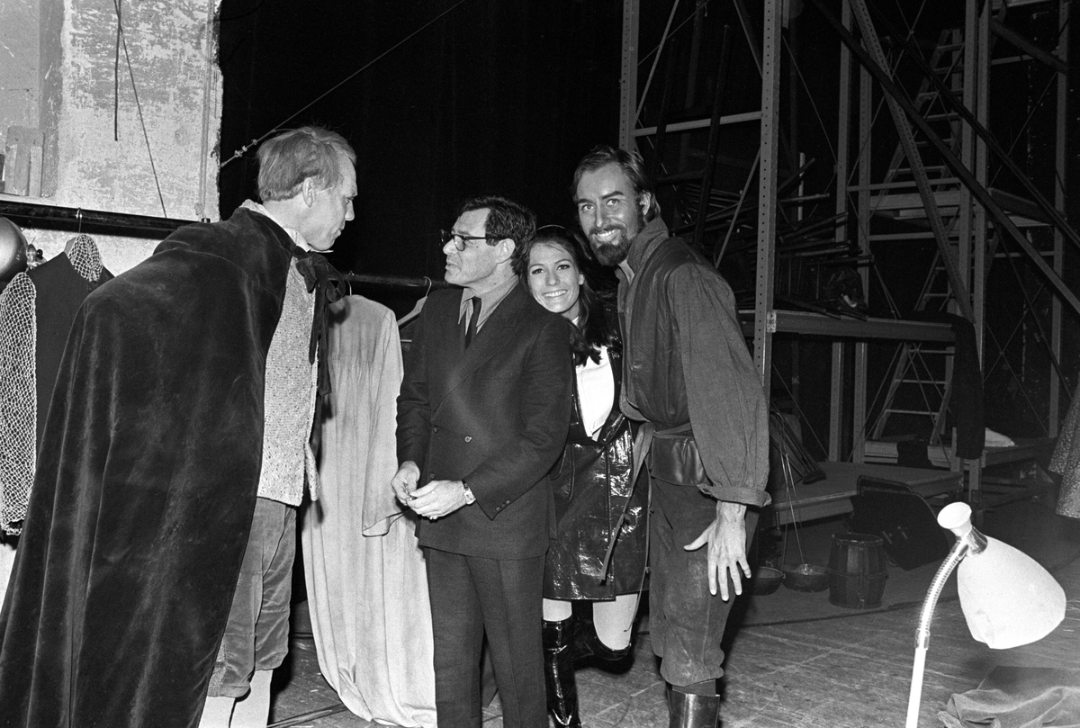 Sanger og skuespiller Eddie Fisher besøker Norge sammen med sin norske forlovede Ida Bjørn-Hansen. Etter forestillingen "Mannen fra La Mancha" på Det Norske Teatret,
treffer Fisher Lasse Kolstad (til venstre) bak scenen.  Bjørn-Hansen sammen med ukjent skuespiller til høyre.