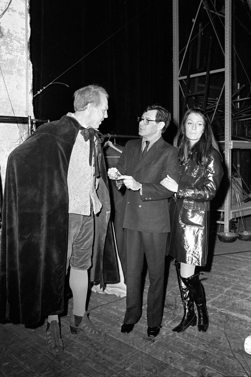 Sanger og skuespiller Eddie Fisher besøker Norge sammen med sin norske forlovede Ida Bjørn-Hansen. Etter forestillingen "Mannen fra La Mancha" på Det Norske Teatret,
treffer de Lasse Kolstad (til venstre) bak scenen.