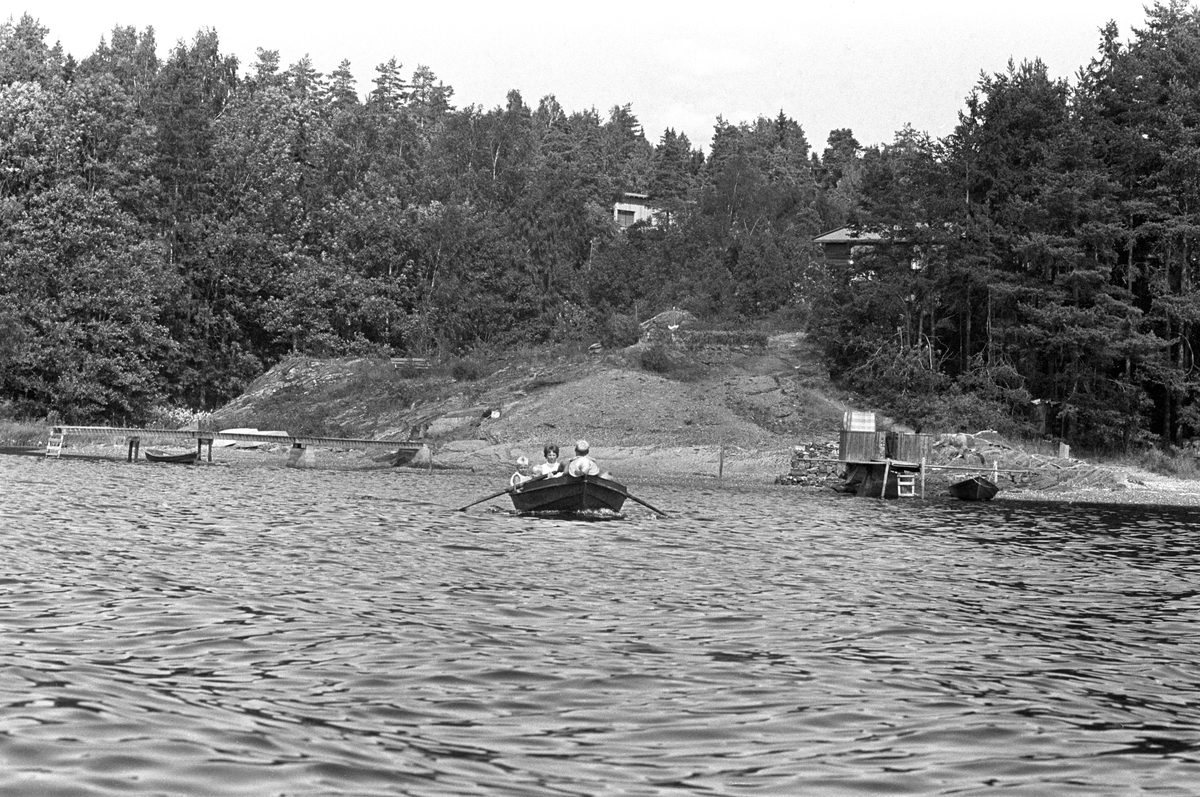 Erik Damman, reklamekonsulent fra Oslo, ferierer i båt med familien i Oslofjorden. De skal ro 10 - 12 mil i løpet av 8 - 10 dager, og går i land på små holmer som fjorden har mange av. Her forlater de Brønnøya.