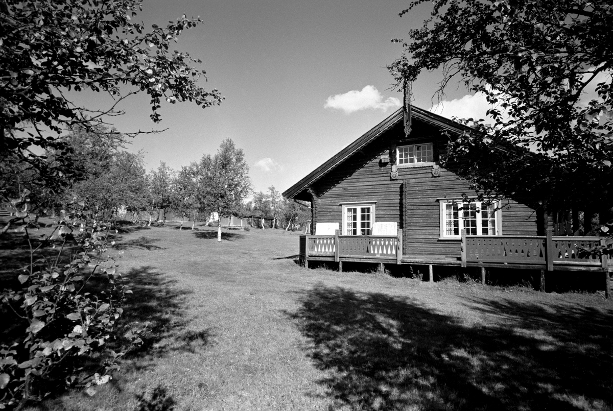 Bonde og tidligere motstandsmann Israel Krupp driver gård i Sør-Fron i Gudbrandsdalen. Bilde av et av husene på gården.