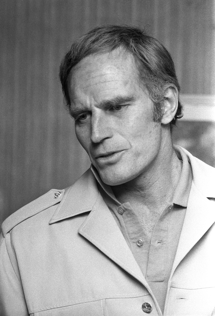 Den amerikanske skuespilleren Charlton Heston har kommet til Norge i forbindelse med opptak til filmen "Når villdyret våkner". Her fra pressekonferansen i Oslo.