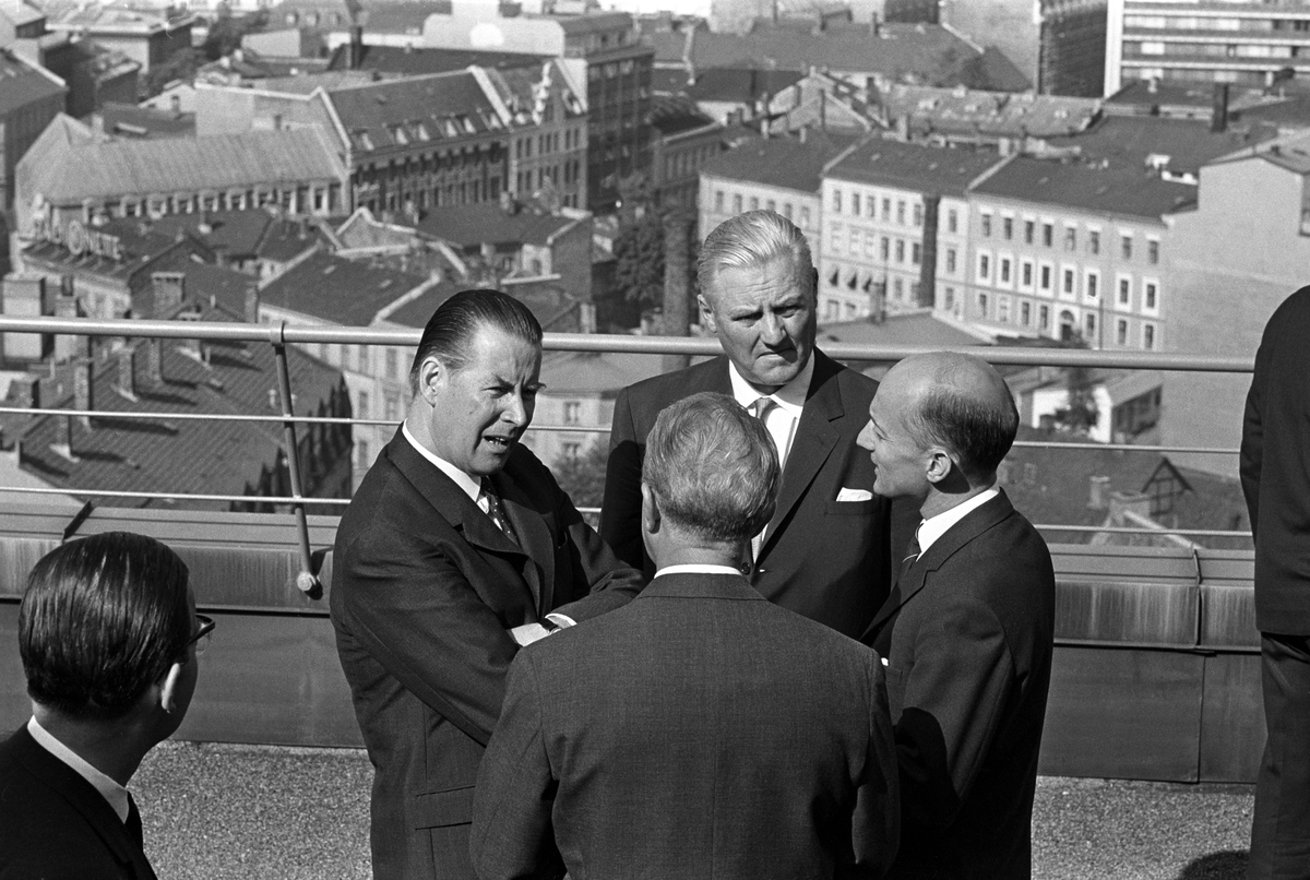 Den tyske forbundskansleren Ludwig Erhard er på offisielt besøk i Norge. Her er utenriksminister John Lyng (i midten) sammen med Kåre Willoch til høyre og tysklands utenriksminister Gerhard Schrõder til venstre på terrassen utenfor statsministerens kontor i Regjeringsbygget.
