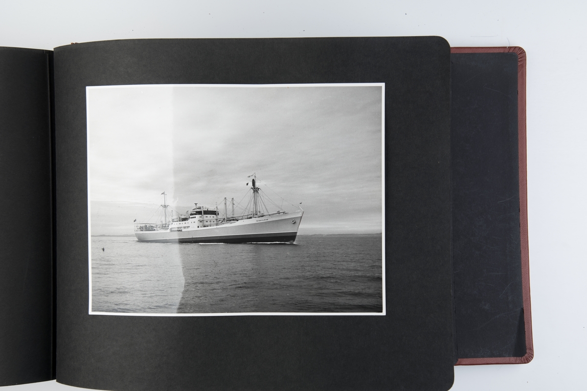 Album med fotografier av NALs kontorer og skip i Norge og USA