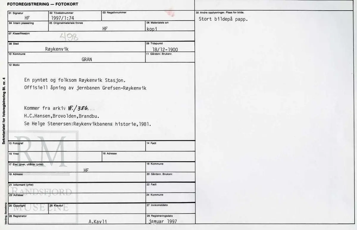 Røykenvik jernbanestasjon er pyntet og mange personer på perrongen. Offisiell åpning av jernbanen Grefsen- Røykenvik.
