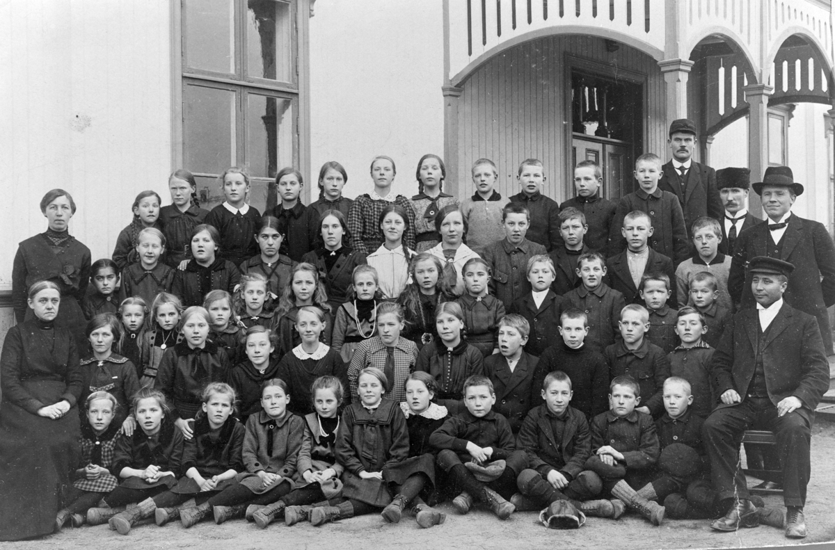 Lund skole, Løten. Gruppe elever, lærere.
