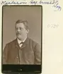 Porträtt av handlare Axel Karlsson. Bördig från Åtvidaberg kom han till Linköping 1874 för en anställning vid firma Andersson & Beckman. Snart blev han dock egen och 1886 kunde han köpa den så kallade Holmbergska gården på adressen Storgatan 39. Hans rörelse kom att bli mycket framgångsrik. Privat var han från 1883 gift med Hedvig Düring, för övrigt yngre syster till fotograf Hilda Düring.