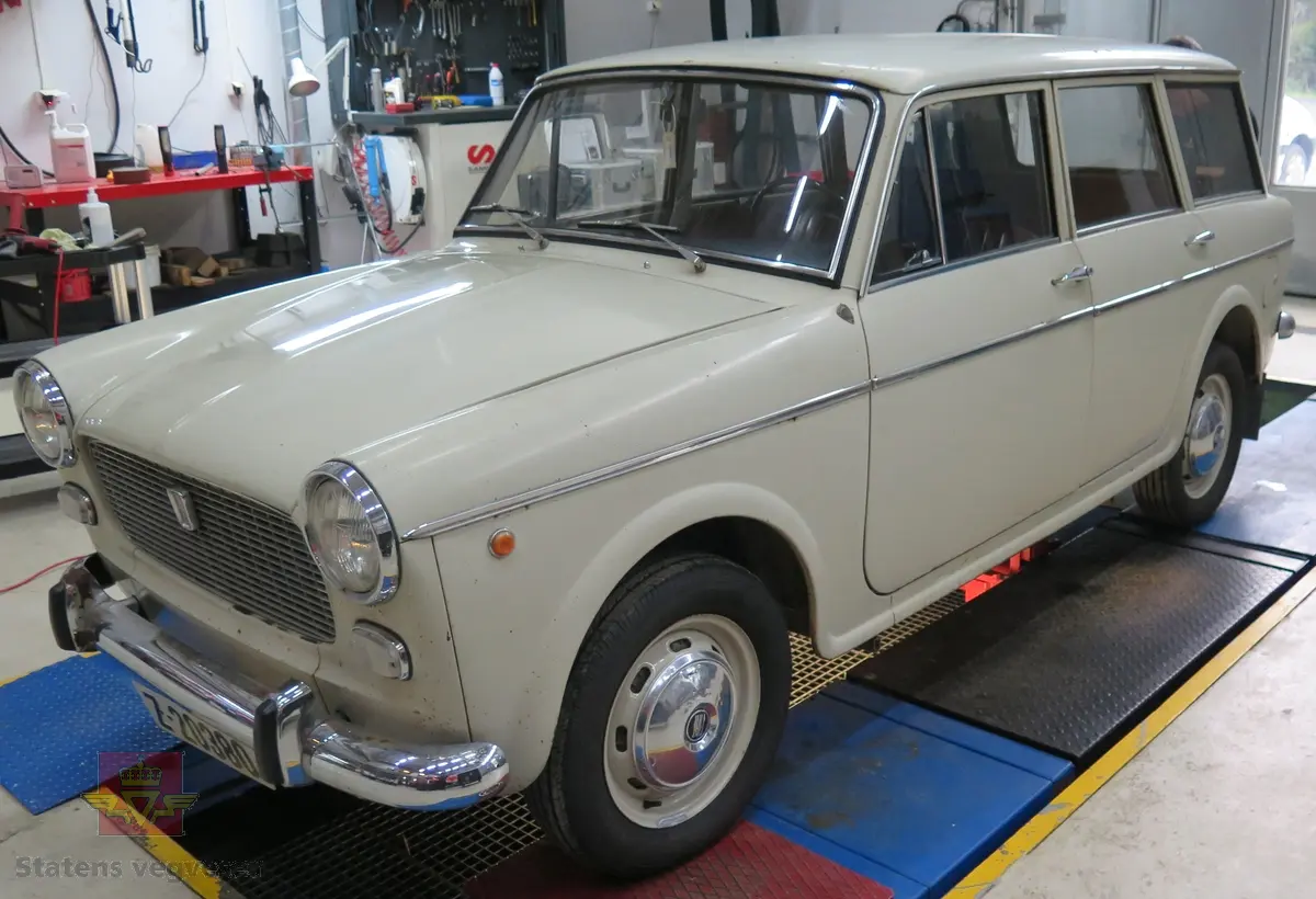 Fiat 1100 D Family. 4-dørs stasjonsvogn karosseri, beige (sandbeige) lakk. Svart, beige og rødt innvendig. Bilen har en vannavkjølt, bensindrevet 4-sylindret rekkemotor med forgasser. Motoren har et sylindervolum på 1221 kubikkcentimeter Motorytelse/effekt 55 SAE hk / 40.00 KW). To aksler, bakhjulstrekk. 4- trinns manuell girkasse med girspak på rattstammen. Antall sitteplasser er 4. Topphastighet 130 km/t. Km.stand er 73078 km.
Standard dekkdimensjon foran og bak er 5.60 x 14.
Originalmotorens nummer er 103G81488524.