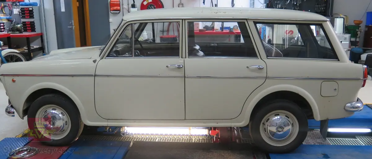 Fiat 1100 D Family. 4-dørs stasjonsvogn karosseri, beige (sandbeige) lakk. Svart, beige og rødt innvendig. Bilen har en vannavkjølt, bensindrevet 4-sylindret rekkemotor med forgasser. Motoren har et sylindervolum på 1221 kubikkcentimeter Motorytelse/effekt 55 SAE hk / 40.00 KW). To aksler, bakhjulstrekk. 4- trinns manuell girkasse med girspak på rattstammen. Antall sitteplasser er 4. Topphastighet 130 km/t. Km.stand er 73078 km.
Standard dekkdimensjon foran og bak er 5.60 x 14.
Originalmotorens nummer er 103G81488524.