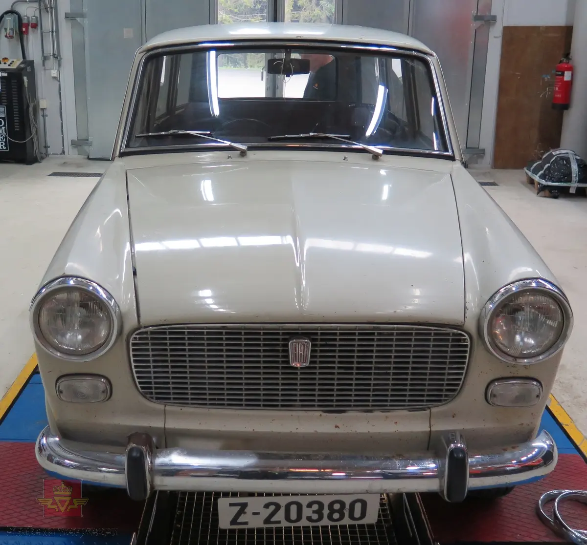 Fiat 1100 D Family. 4-dørs stasjonsvogn karosseri, beige (sandbeige) lakk. Svart, beige og rødt innvendig. Bilen har en vannavkjølt, bensindrevet 4-sylindret rekkemotor med forgasser. Motoren har et sylindervolum på 1221 kubikkcentimeter Motorytelse/effekt 55 SAE hk / 40.00 KW). To aksler, bakhjulstrekk. 4- trinns manuell girkasse med girspak på rattstammen. Antall sitteplasser er 4. Topphastighet 130 km/t. Km.stand er 73078 km.
Standard dekkdimensjon foran og bak er 5.60 x 14.
Originalmotorens nummer er 103G81488524.