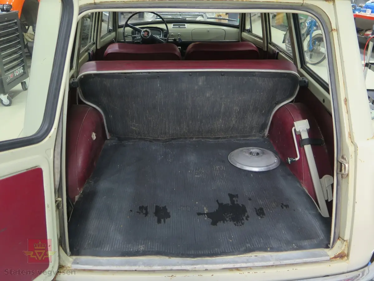 Fiat 1100 D Family. 4-dørs stasjonsvogn karosseri, beige (sandbeige) lakk. Svart, beige og rødt innvendig. Bilen har en vannavkjølt, bensindrevet 4-sylindret rekkemotor med forgasser. Motoren har et sylindervolum på 1221 kubikkcentimeter Motorytelse/effekt 55 SAE hk / 40.00 KW). To aksler, bakhjulstrekk. 4- trinns manuell girkasse med girspak på rattstammen. Antall sitteplasser er 4. Topphastighet 130 km/t. Km.stand er 73078 km.
Standard dekkdimensjon foran og bak er 5.60 x 14.
Originalmotorens nummer er 103G81488524.