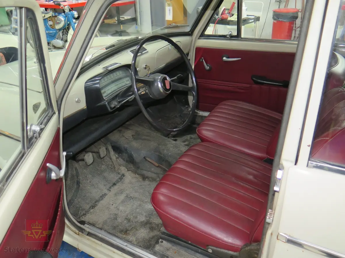 Fiat 1100 D Family. 4-dørs stasjonsvogn karosseri, beige (sandbeige) lakk. Svart, beige og rødt innvendig. Bilen har en vannavkjølt, bensindrevet 4-sylindret rekkemotor med forgasser. Motoren har et sylindervolum på 1221 kubikkcentimeter Motorytelse/effekt 55 SAE hk / 40.00 KW). To aksler, bakhjulstrekk. 4- trinns manuell girkasse med girspak på rattstammen. Antall sitteplasser er 4. Topphastighet 130 km/t. Km.stand er 73078 km.
Standard dekkdimensjon foran og bak er 5.60 x 14.
Originalmotorens nummer er 103G81488524.