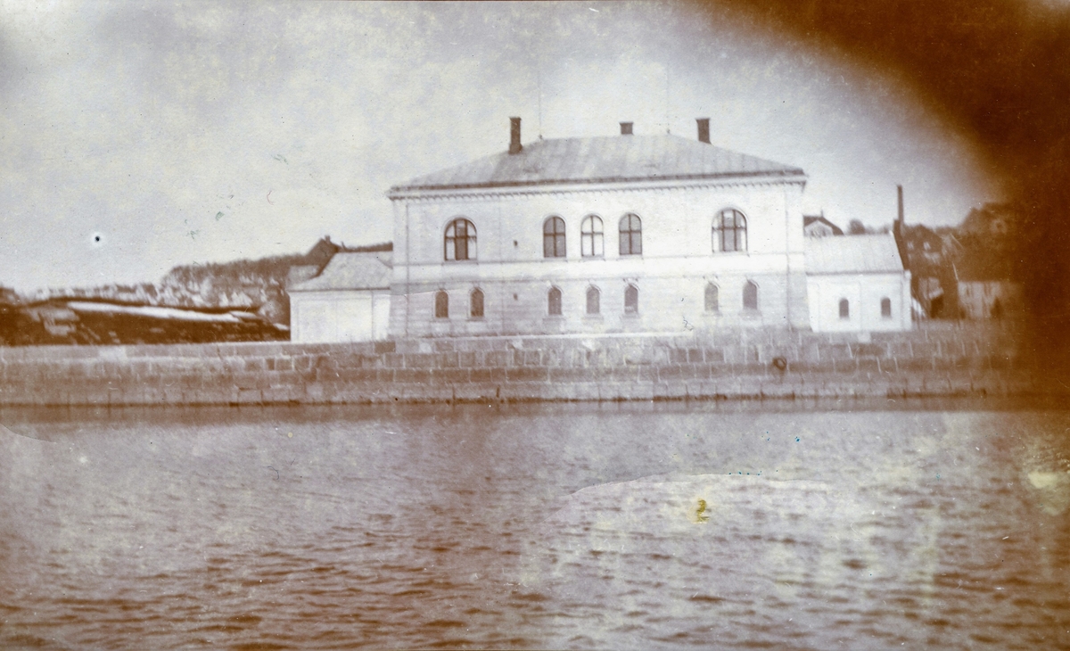 Larvik Tollbod, Pakkhuset til høyre