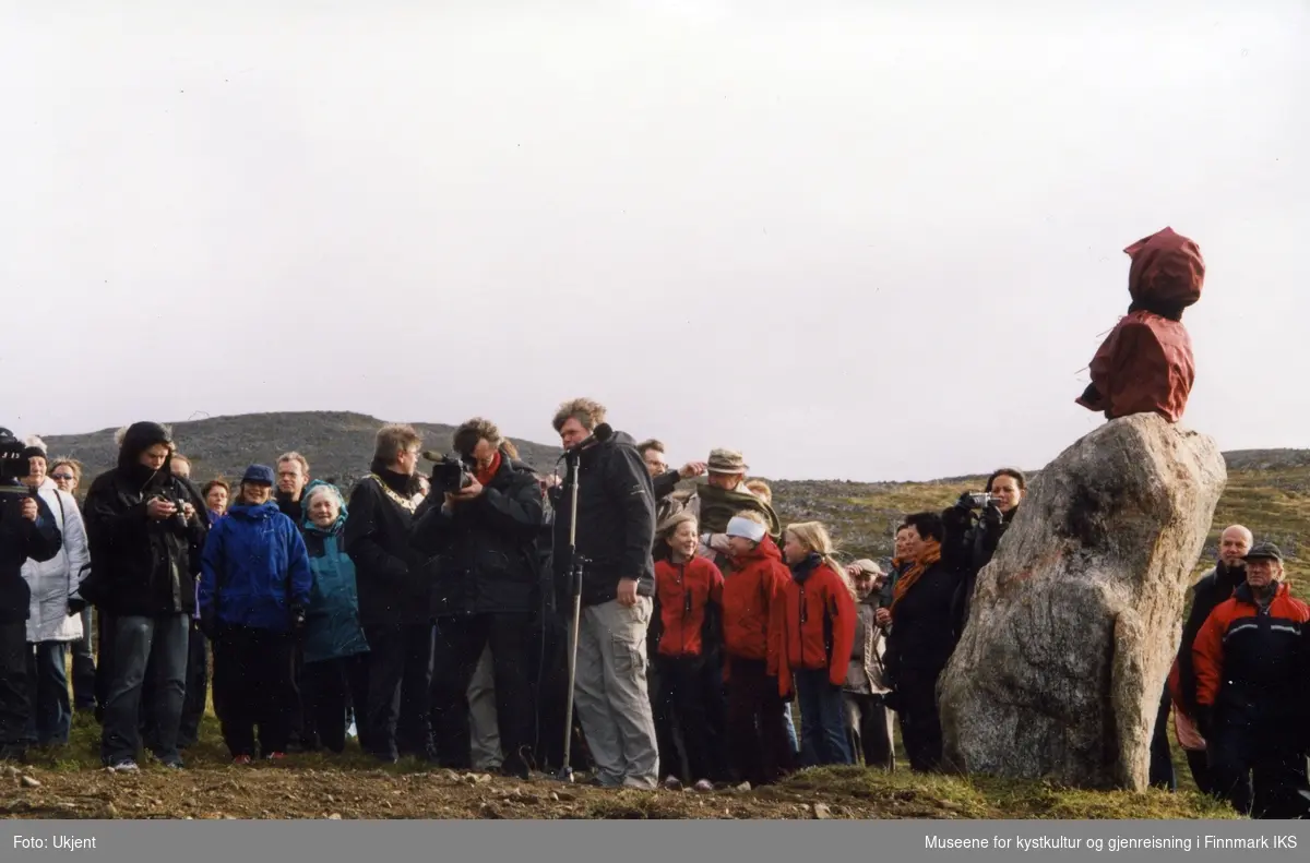 Honningsvåg. Avduking av Knut Erik Jensen byste på Brochmannhaugen. 17.09.2005.