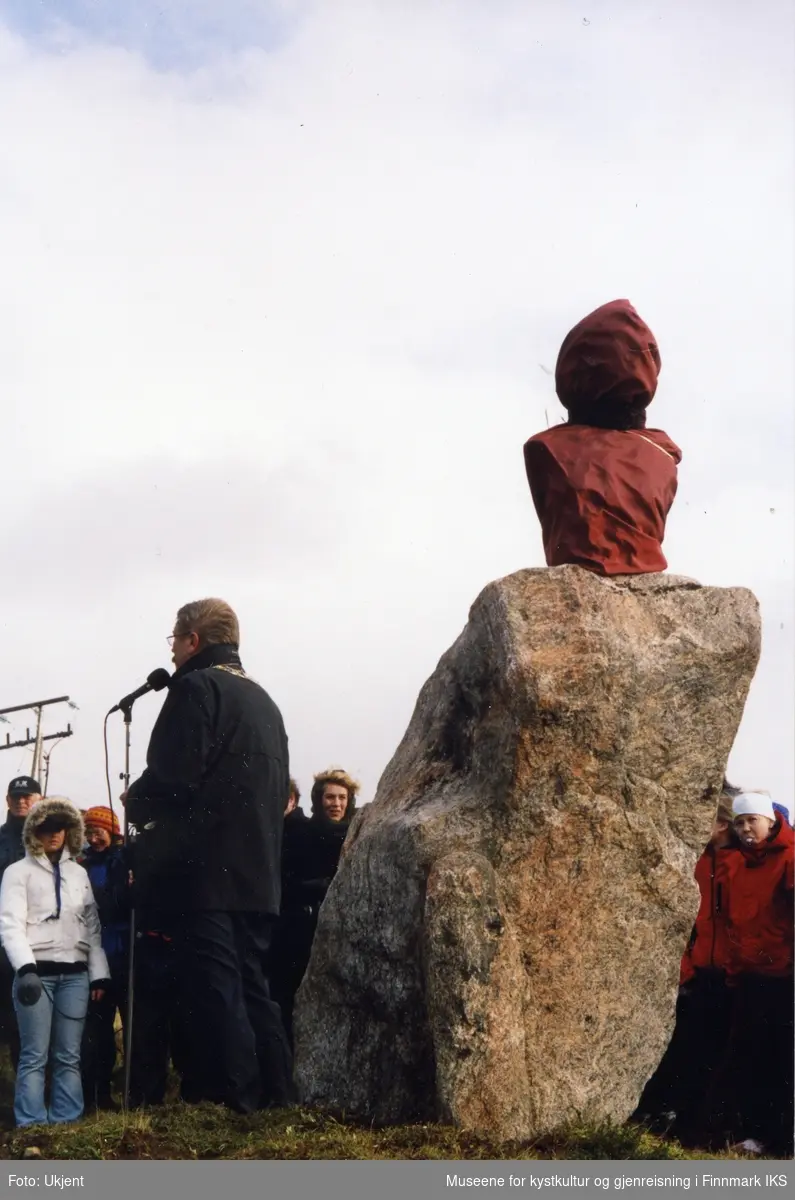 Honningsvåg. Avduking av Knut Erik Jensen byste på Brochmannhaugen. Ordfører Ulf Syversen taler.
 17.09.2005.