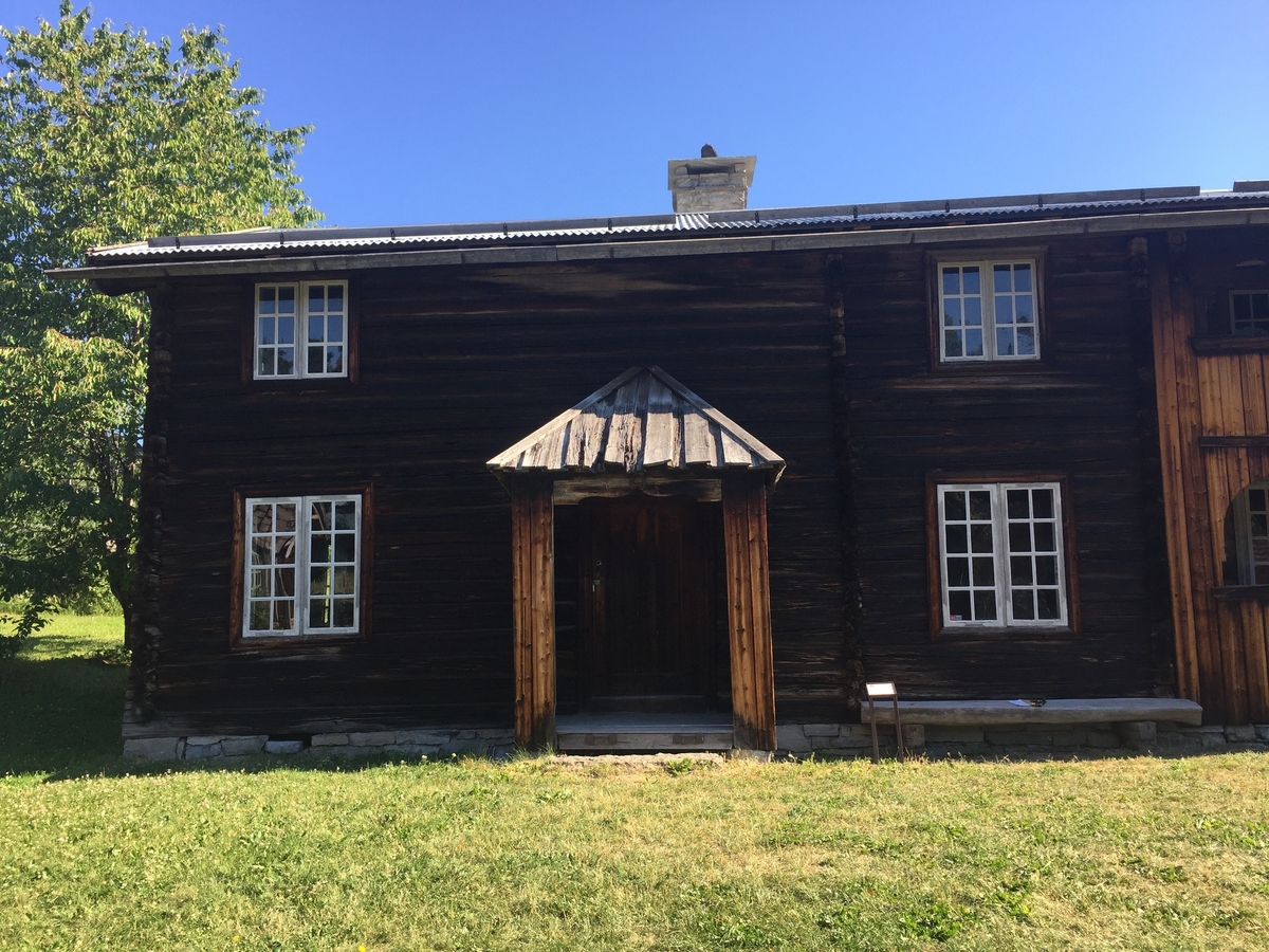 Huset består av to bygninger av laftet tømmer som på et tidspunkt er bygget sammen. Den ene delen har den tradisjonelle akershusiske stueplanen med inngang rett inn i stua. Foran inngangen er et lite bislag. Den ene koven er bygd om til kjøkken. Stua har stor murt peis med lyspeis. Andre etasje har samme inndeling. Den yngste delen av huset har panelt svalgang med dekorative lysåpninger. Her er det stue og kammers nede og tilsvarende oppe. Rommene både oppe og nede har separate innganger fra svalgangen. Alle dørene, bortsett fra hovedinngangen til den eldste delen, har fyllingsdører i rokokostil. Rommene i den yngste delen er panelt og malt. Stua nede har murt hjørnepeis. Eneste inngang til overetasjen i den eldste delen er fra svalgangen i den nye delen. Bygningen har saltak med flis. Bygningskroppen står på en lav, tørrmurt ringmur. Bygningen har 21 vinduer. 