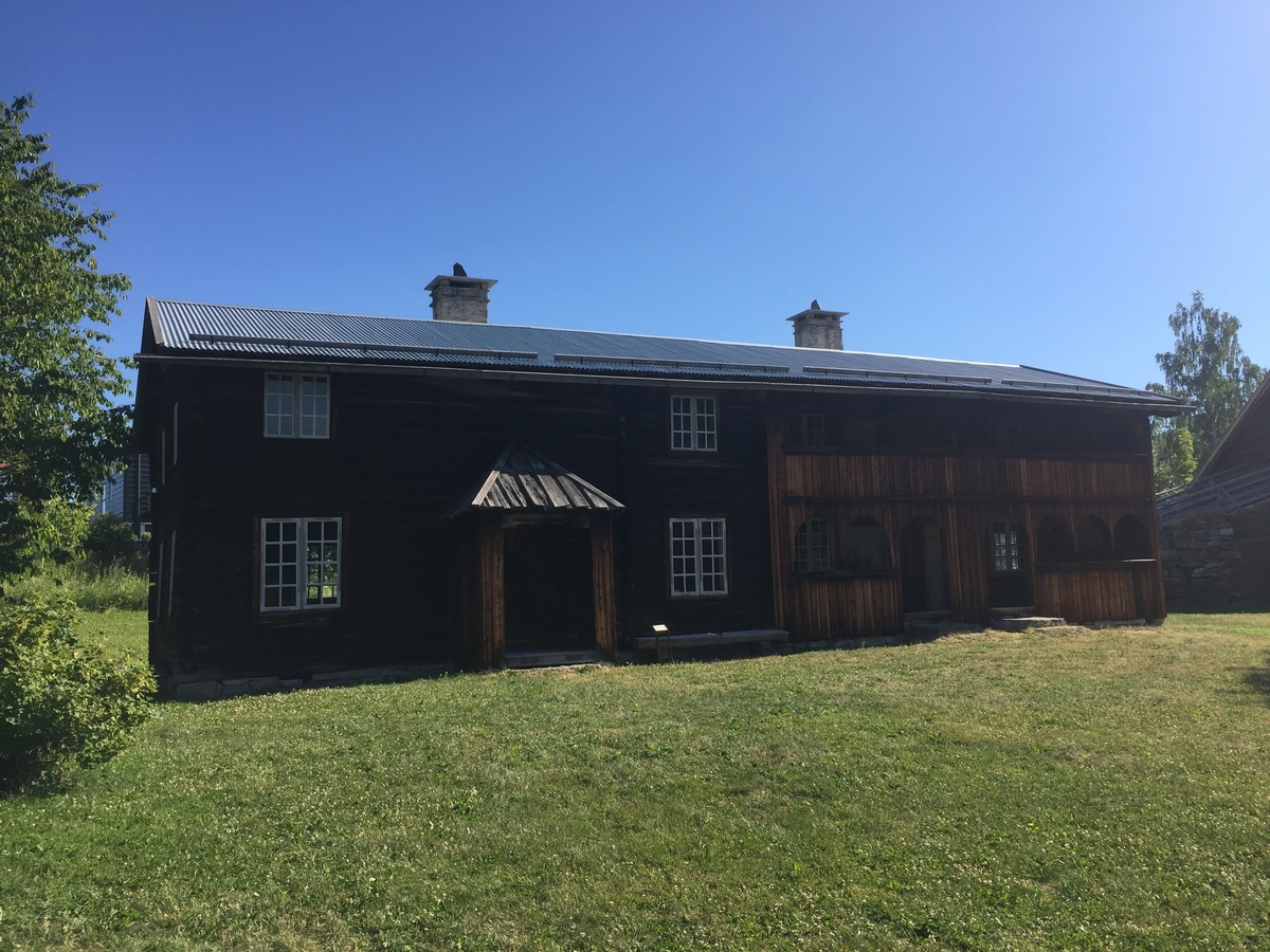 Huset består av to bygninger av laftet tømmer som på et tidspunkt er bygget sammen. Den ene delen har den tradisjonelle akershusiske stueplanen med inngang rett inn i stua. Foran inngangen er et lite bislag. Den ene koven er bygd om til kjøkken. Stua har stor murt peis med lyspeis. Andre etasje har samme inndeling. Den yngste delen av huset har panelt svalgang med dekorative lysåpninger. Her er det stue og kammers nede og tilsvarende oppe. Rommene både oppe og nede har separate innganger fra svalgangen. Alle dørene, bortsett fra hovedinngangen til den eldste delen, har fyllingsdører i rokokostil. Rommene i den yngste delen er panelt og malt. Stua nede har murt hjørnepeis. Eneste inngang til overetasjen i den eldste delen er fra svalgangen i den nye delen. Bygningen har saltak med flis. Bygningskroppen står på en lav, tørrmurt ringmur. Bygningen har 21 vinduer. 