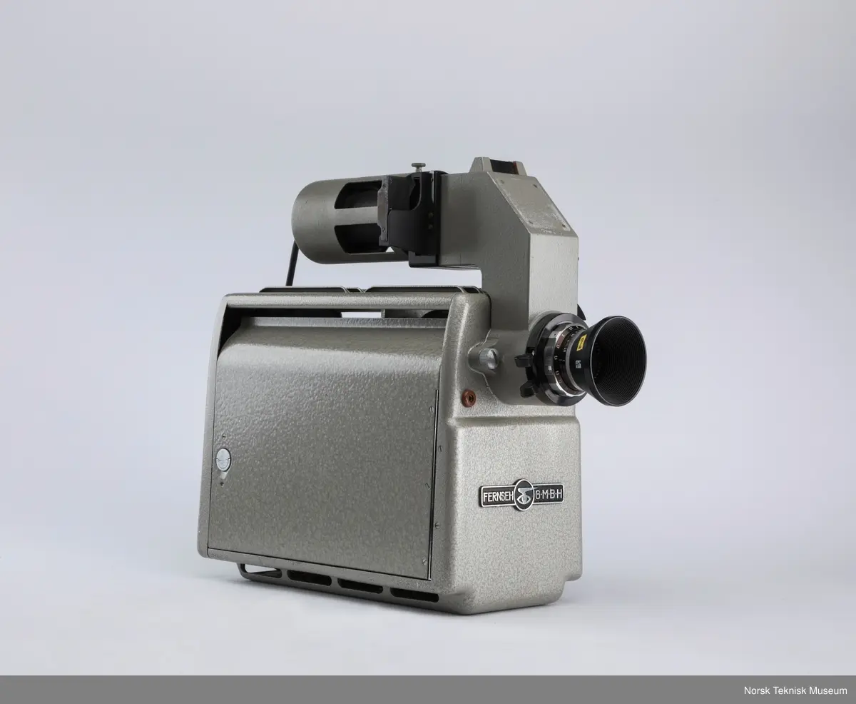 Med slides projector og objektiv.