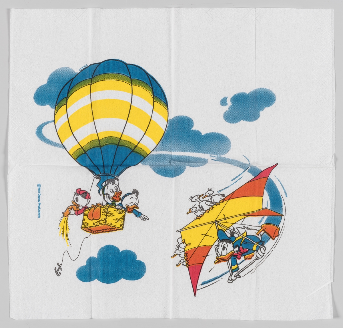Ole, Dole og Doffen flyger i en ballong og Donald Duck kretser rundt dem med en hanglider
