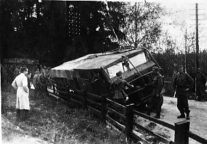 Terrängdragbil m/1942 typ TVC, i diket.