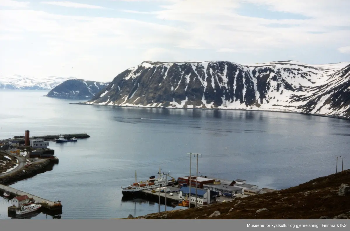 Honningsvåg. Utsikt fra Storfjellet. Bebyggelsen på Holmen. Hurtigruta ved kaia. 2002/2003.