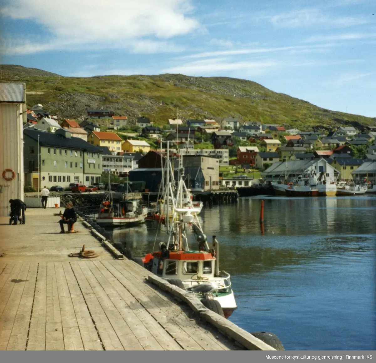 Honningsvåg. Kaia ved Taxisentralen og Artico Icebar. 2002/2003.