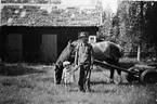 Soldattorpet Backgården. Gösta och Nils Yngve Svensson. Hästen Kasper.