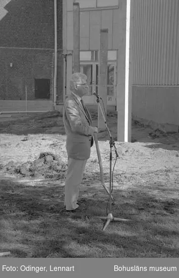 Med denna spade tog länsmuseets styrelseordförande Arne Bergermo första spadtaget till nya museet vid en ceremoni 17 maj 1982. Då museet
invigdes 2 juni 1984 överlämnades spaden som gåva av byggföretaget Johnson Construction Company (JCC) som uppfört huset. Spadbladet målat i guldfärg och handtaget (framsidan) försett med silverplatta, stämplad AGV Uddevalla 1984 och med ingraverad text: 
          BOHUSLÄNS MUSEUM
FÖRSTA SPADTAGET 17 MAJ 1982
         INVIGNING 2 JUNI 1984 
      GENERALENTREPRENÖR 
                        JCC

Även använd den dag första spadtaget togs för Bohusläns museums konsthall år 2001.
På en platta av rostfritt stål placerad på skaftets baksida står ingraverat: 
   BOHUSLÄNS MUSEUM
            Konsthallen 
Första spadtaget 18 juni 2001
    Invigning 16 mars 2002
       Generalentreprenör
              STENAB