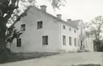 Fröö säteri i Lillkyrka sn. Manbyggnaden sedd från nordost. Vid tiden för bilden ägdes och brukades säteriet av godsägaren Johan August Andersson med hustrun Hulda Kristina Andersson.