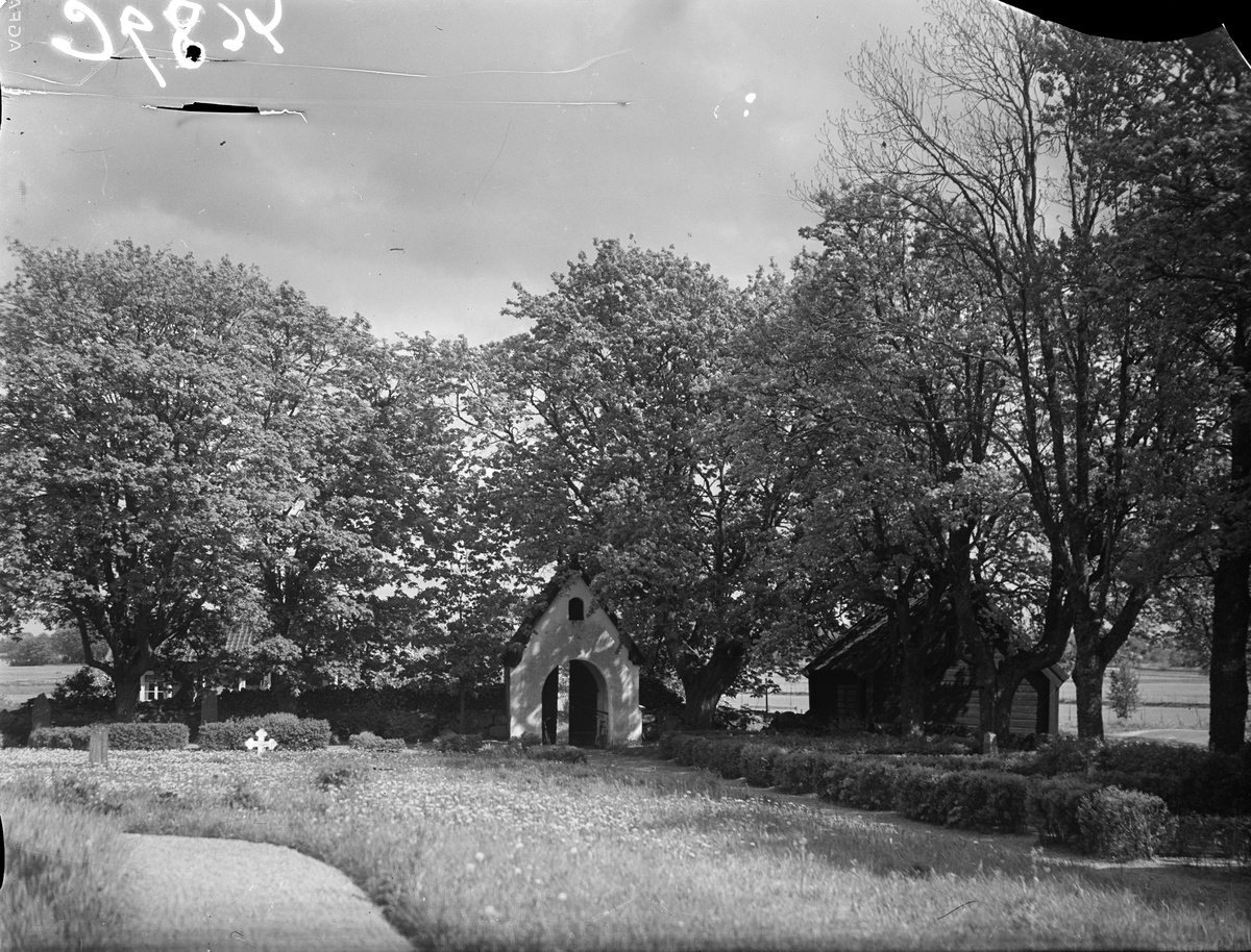 Kyrkogården vid Viksta kyrka, Viksta socken, Uppland 1935