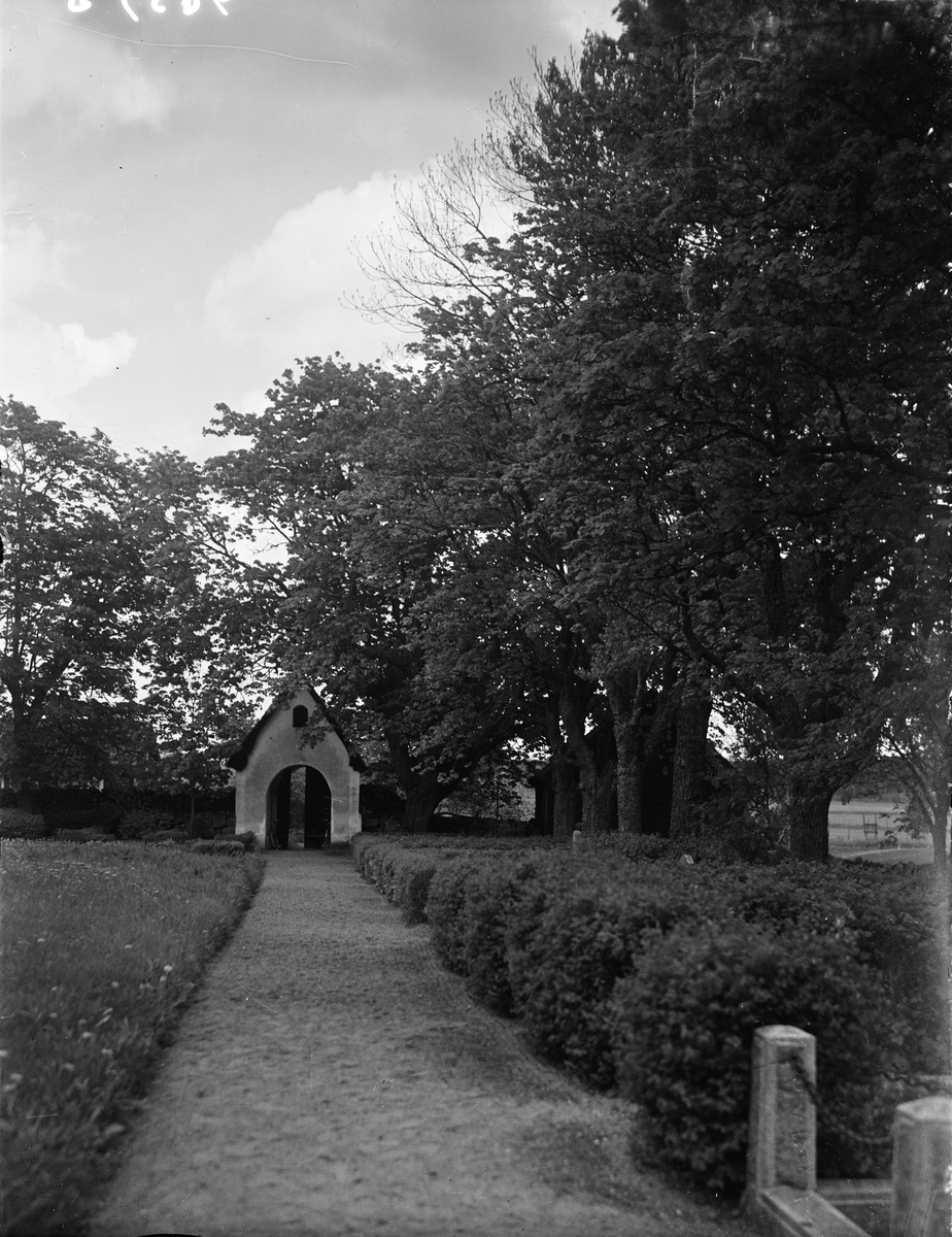 Kyrkogården vid Viksta kyrka, Viksta socken, Uppland 1935