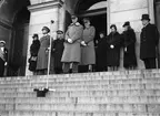 Kungligheter tar emot uppvaktning från Uppsala Studentkår på Universitetshuset trappa - kronprinsessan Louise, kronprins Gustav Adolf, kung Gustav V, prins Eugen, prins Carl, prinsessan Sibylla, prinsessan Ingeborg och rector magnificus Thore Engströmer