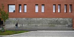 UiT Norges Arktiske Universitet, Campus Tromsø, Medisin- og Helsefagbygget (MH2). Beret Aksnes og Vegar Moens verk Fluehjerne er en integrert del av MH2s inngangsparti. Verket er et elektromikroskopis...