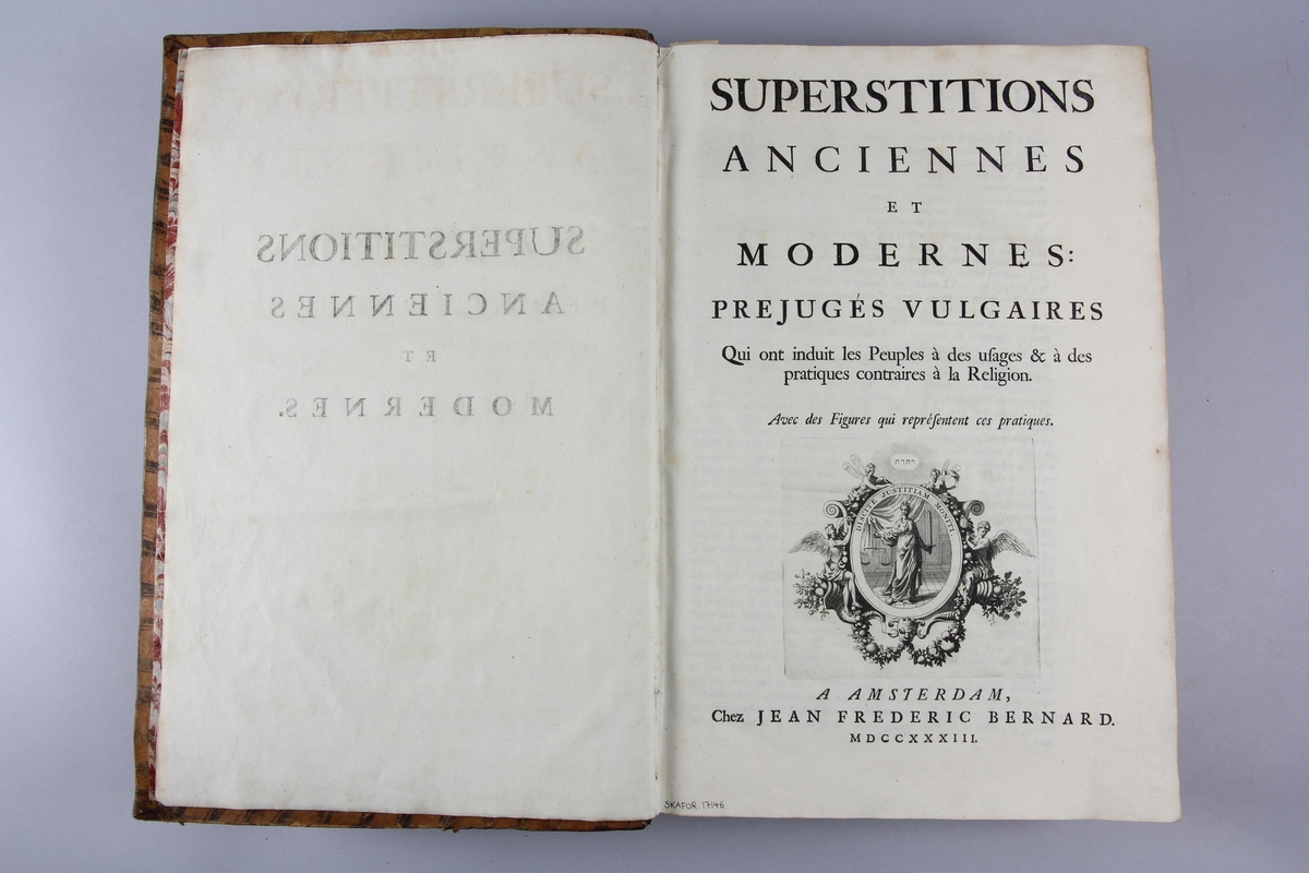 Bok, skinnband, "Superstitions anciennes et modernes", del 5. Guldpräglad rygg i sex upphöjda bind, skadade fält med titel, volymens nummer och ägarinitialer. Etikett med samlingsnummer. Marmorerat papper på pärmarnas insidor. Rödstänkt snitt. Illusterad med kopparstick.