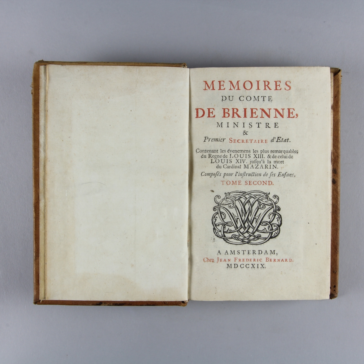 Bok, helfranskt band "Mémoires du comte de Brienne", del 2. Skinnband med blindpressad och guldornerad rygg i fem upphöjda bind, titelfält med blindpressad titel, fält med volymens nummer och ett fält med ägarens initialer samt påklistrad pappersetikett. Med stänkt snitt.