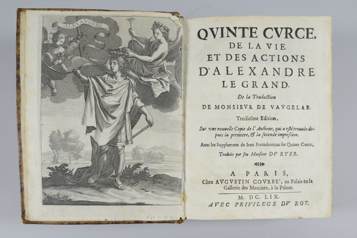 Bok, helfranskt band "De la vie et des actions d´Alexandre le grand." tryckt i Paris 1659.
Skinnband med blindpressad och guldornerad rygg i fem upphöjda bind, titelfält med blindpressad titel och rest av  påklistrad pappersetikett. Rödstänkt snitt.