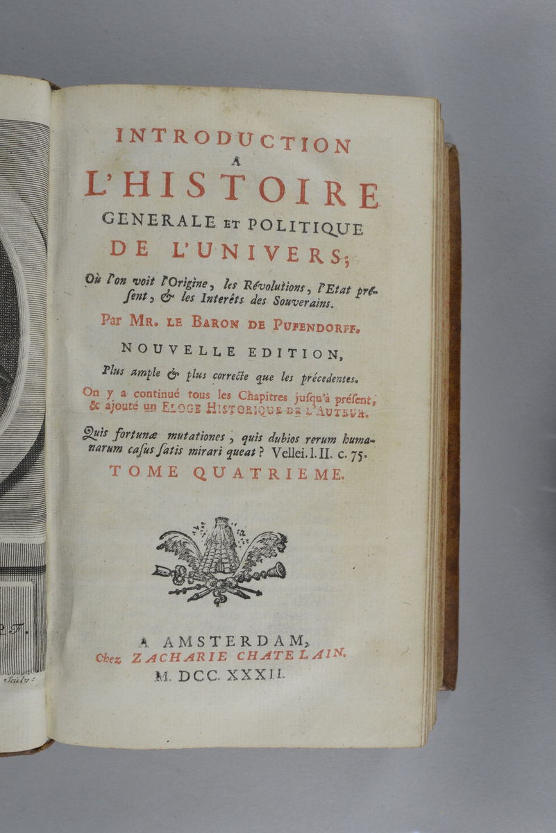 Bok, helfranskt band "Introduction a l´histoire generale et politique de l´univers ", del 4, tryckt 1732.
Skinnband med blindpressad och guldornerad rygg i fem upphöjda bind, titelfält med blindpressad titel, fält med volymens nummer, fält med ägarens initialer samt påklistrad pappersetikett. Med rödstänkt snitt. Planscher och kartor i koppartryck.