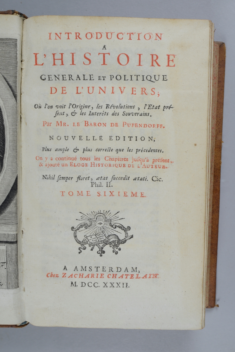 Bok, helfranskt band "Introduction a l´histoire generale et politique de l´univers ", del 6, tryckt 1732.
Skinnband med blindpressad och guldornerad rygg i fem upphöjda bind, titelfält med blindpressad titel, fält med volymens nummer, fält med ägarens initialer samt påklistrad pappersetikett. Med rödstänkt snitt.