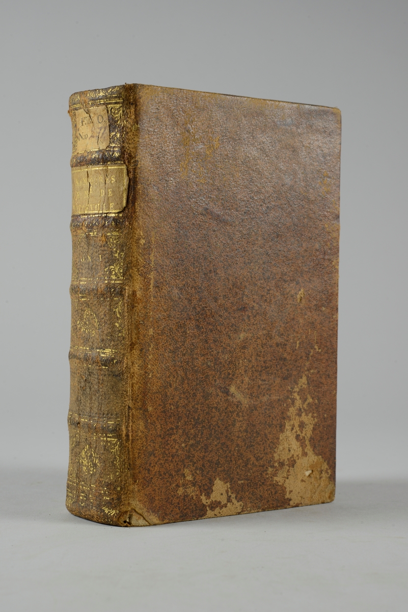 Bok, helfranskt band "Mémoires pour servir à l´histoire d´Anne 
d´Autriche" del 5, skriven av madame de Motteville, tryckt i Amsterdam 1723.
Skinnband med blindpressad och guldornerad rygg i fem upphöjda bind, titelfält med blindpressad titel, fält med volymens nummer och påklistrad pappersetikett. Med stänkt snitt.