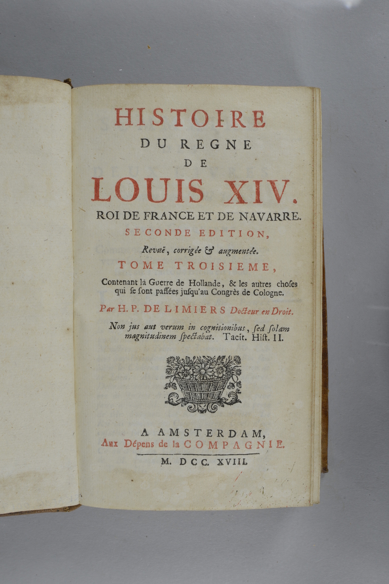 Bok, helfranskt band "Histoire du regne de Louis XIV", del 3, tryckt 1718.
Skinnband med blindpressad och guldornerad rygg i fem upphöjda bind, trasigt titelfält med blindpressad titel, fält med volymens nummer, ägarens initialer J.G.S:  samt påklistrad pappersetikett. Med stänkt snitt. Planscher i koppartryck.