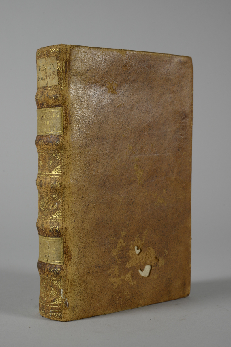 Bok, helfranskt band "Memoires du cardinal de Retz", del 4, tryckt 1723 i Amsterdam.
Skinnband med blindpressad och guldornerad rygg i fem upphöjda bind, titelfält med blindpressad titel, fält med volymens nummer, fält med ägarens initialer samt påklistrad pappersetikett. Med stänkt snitt.