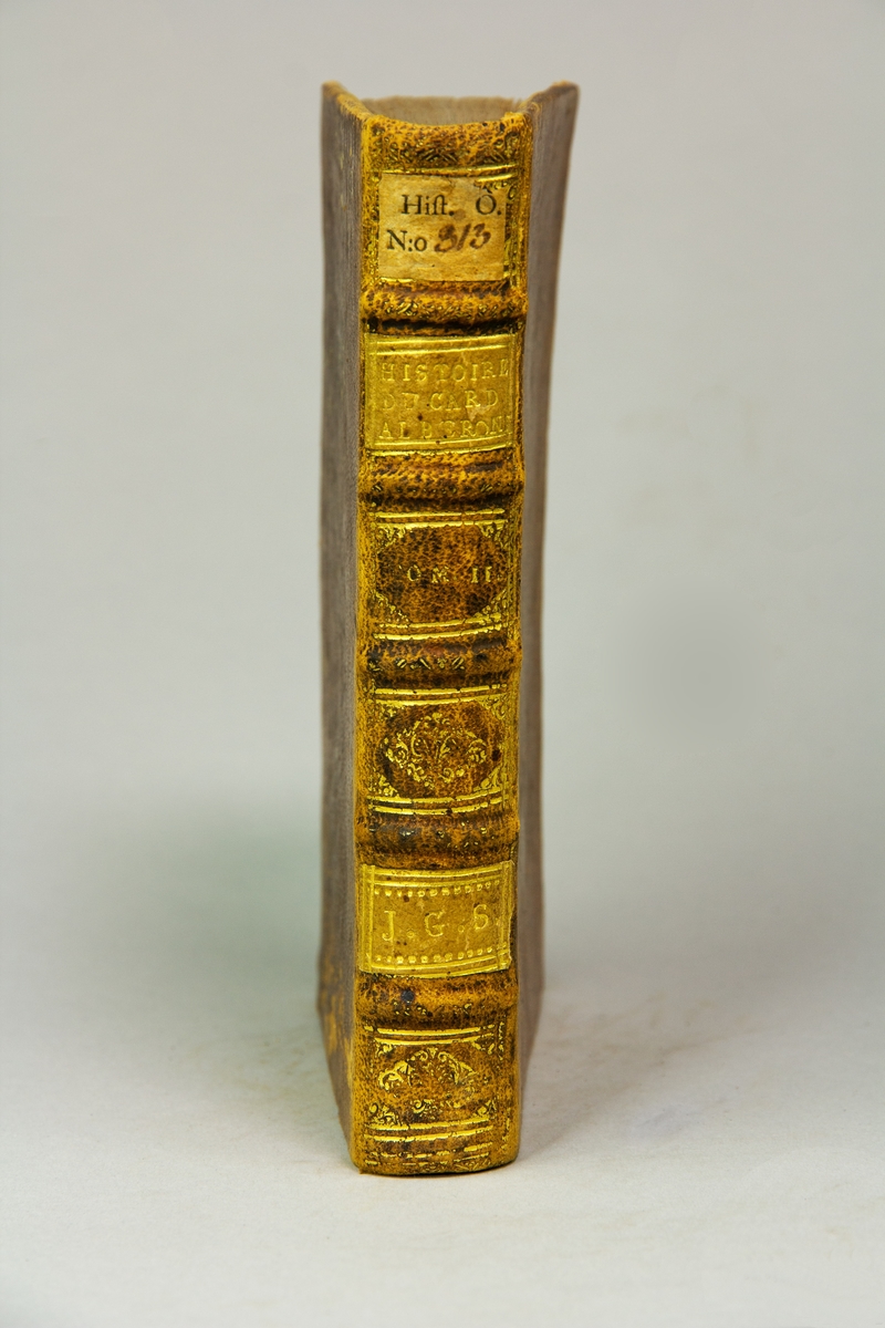 Bok, helfranskt band, "Histoire du cardinal Alberoni, et de son ministère. Jusqu'à la fin de l'année 1719. Par Mr. J.R**" del II, utgiven i Haag 1720.

Skinnband med blindpressad och guldornerad rygg i fem upphöjda bind, titelfält med blindpressad titel, fält med volymens nummer och ett fält med ägarens initialer samt påklistrad pappersetikett. Med stänkt snitt.