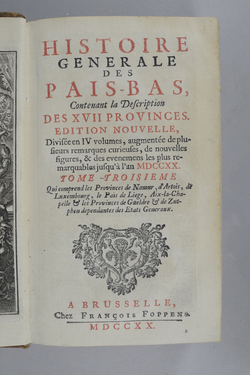 Bok, helfranskt band, "Histoire generale des Pais-Bas" del 3. 
Skinnband med blindpressad och guldornerad rygg i fem upphöjda bind, skadade fält med blindpressad titel och ägarens initialer, fält med volymens nummer samt påklistrad pappersetikett. Pärmarnas insidor klädda med marmorerat papper. Blåstänkt snitt. Med kopparstick.