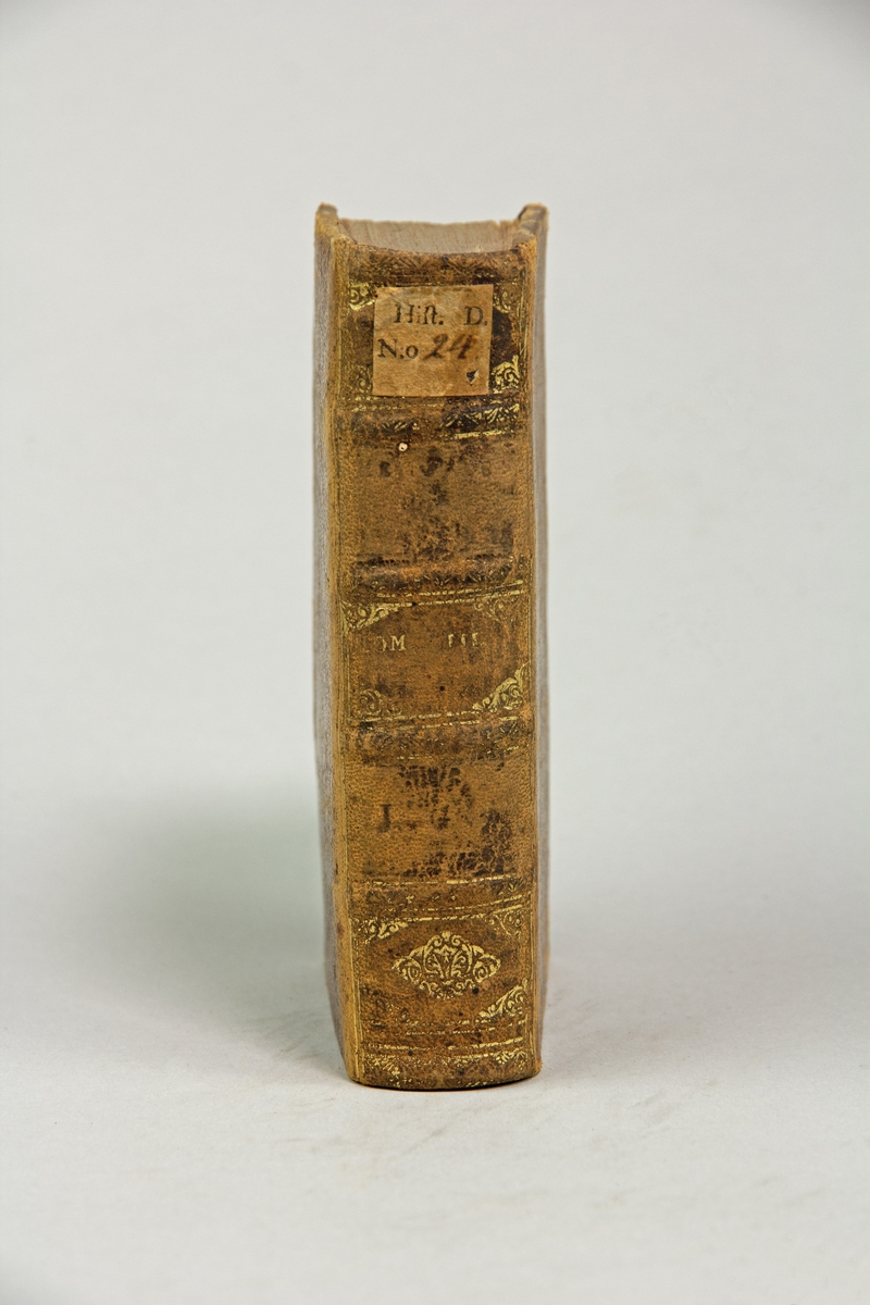 Bok, helfranskt band "Mémoires de messire Pierre de Bourdeille, seigneur de Brantome, contenans les vies des hommes illustres", del III, tryckt i Leyden 1722  av Jean Sambix d.y.
Skinnband med blindpressad och guldornerad rygg i fyra upphöjda bind, titelfält med blindpressad titel (utplånad), och fält med volymens nummer samt påklistrad pappersetikett. Med rödstänkt snitt.