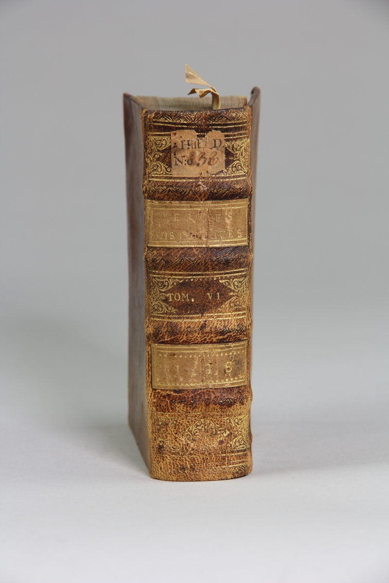 Bok, helfranskt band, "Lettres historiques, contenant ce qui se passe de plus important en Europe, et les réflexions nécessaires sur ce sujet" del 6, utgiven i Haag 1694. 
Skinnband med blindpressad och guldornerad rygg i fyra upphöjda bind, titelfält med blindpressad titel, fält med volymens nummer och ett fält med ägarens initialer samt påklistrad pappersetikett. Med rödstänkt snitt.