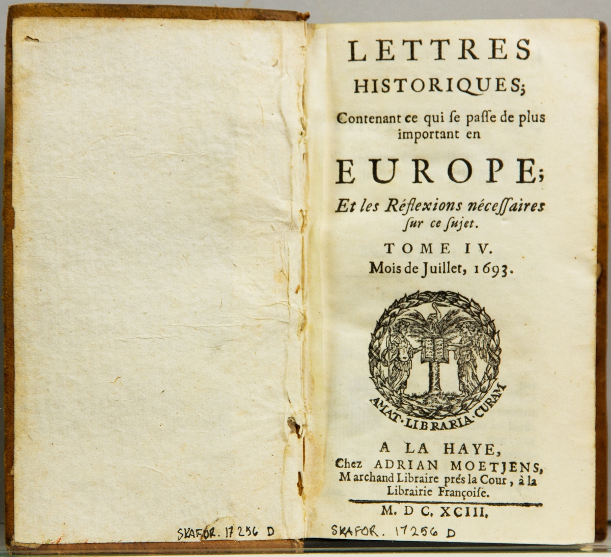 Bok, helfranskt band, "Lettres historiques, contenant ce qui se passe de plus important en Europe, et les réflexions nécessaires sur ce sujet" del 4, utgiven i Haag 1693. 
Skinnband med blindpressad och guldornerad rygg i fyra upphöjda bind, titelfält med blindpressad titel, fält med volymens nummer och ett fält med ägarens initialer samt påklistrad pappersetikett. Med rödstänkt snitt.