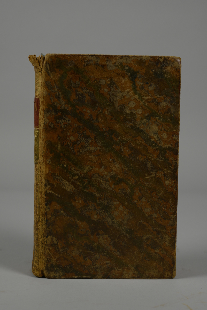 Bok, helfranskt band "Memoires secrets et critiques des cours, des gourvernemens, et des moeurs des principaux états de l'Italie", del I, skriven av Joseph Gorani, tryckt i Paris 1793.
Skinnband med blindpressad och guldornerad rygg,  rött titelfält med blindpressad titel och fält med volymens nummer. Pärmens smalsidor med präglad gulddekor. Marmorerade försättsblad och rött snitt. Bokmärke av blått siden.