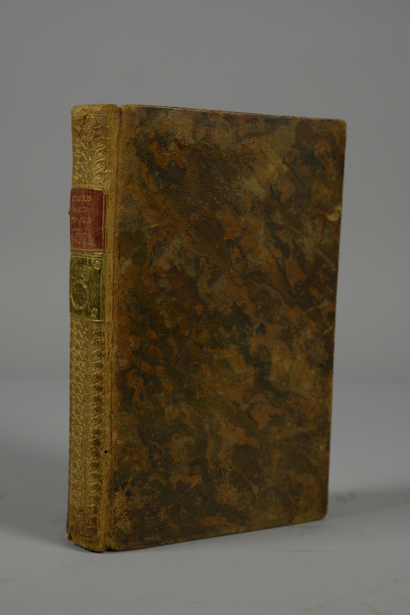 Bok, helfranskt band "Memoires secrets et critiques des cours, des gourvernemens, et des moeurs des principaux états de l'Italie", del III, skriven av Joseph Gorani, tryckt i Paris 1793.
Skinnband med blindpressad och guldornerad rygg,  rött titelfält med blindpressad titel och fält med volymens nummer. Pärmens smalsidor med präglad gulddekor. Marmorerade försättsblad och rött snitt. Bokmärke av blått siden.