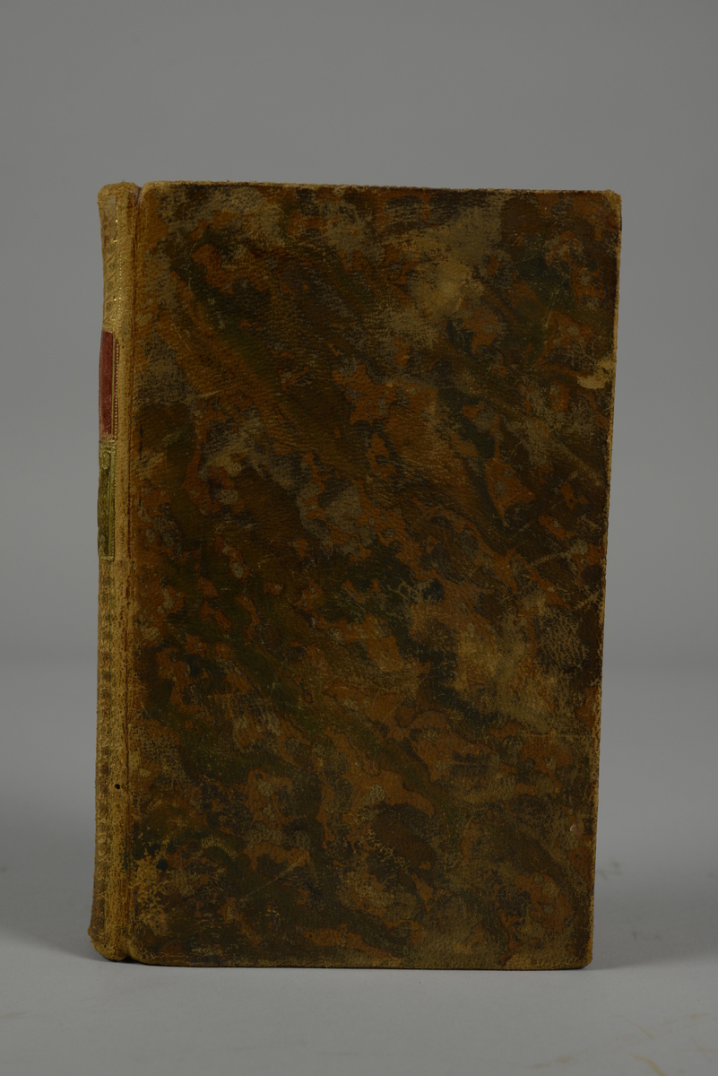 Bok, helfranskt band "Memoires secrets et critiques des cours, des gourvernemens, et des moeurs des principaux états de l'Italie", del III, skriven av Joseph Gorani, tryckt i Paris 1793.
Skinnband med blindpressad och guldornerad rygg,  rött titelfält med blindpressad titel och fält med volymens nummer. Pärmens smalsidor med präglad gulddekor. Marmorerade försättsblad och rött snitt. Bokmärke av blått siden.