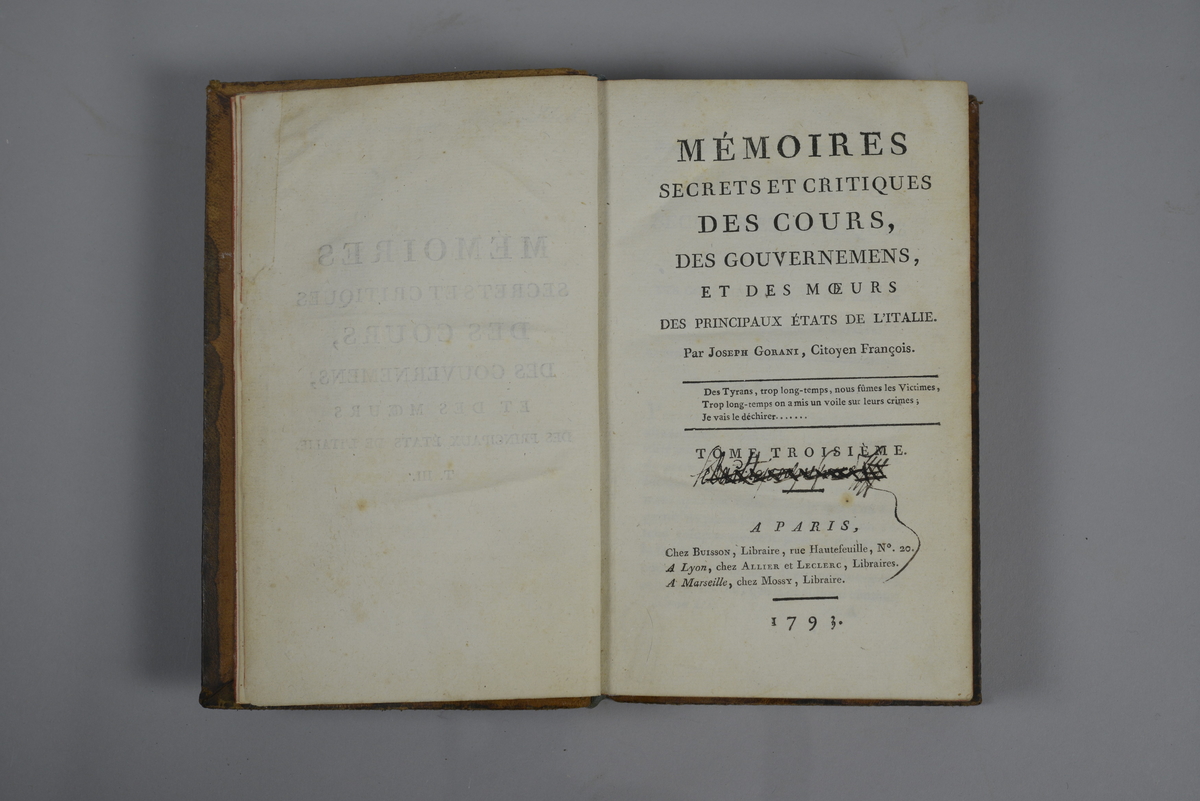 Bok, helfranskt band "Memoires secrets et critiques des cours, des gourvernemens, et des moeurs des principaux états de l'Italie", del III, skriven av Joseph Gorani, tryckt i Paris 1793.
Skinnband med blindpressad och guldornerad rygg,  rött titelfält med blindpressad titel och fält med volymens nummer. Pärmens smalsidor med präglad gulddekor. Marmorerade försättsblad och rött snitt. Bokmärke av blått siden.