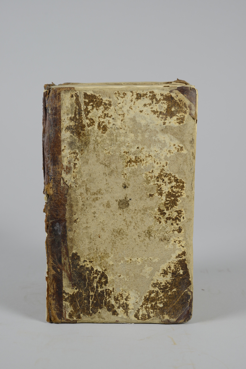 Bok, halvfranskt band, "Sammandrag af Swea rikes historia",upplaga 2, del 1, tryckt i Stockholm1784 av Anders J. Nordström.
Band med blindpressad och guldornerad rygg i fem upphöjda bind, titelfält med blindpressad titel (oläslig).